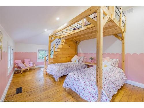 10 Betts Avenue, Grimsby, ON - Indoor Photo Showing Bedroom