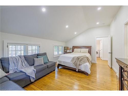 10 Betts Avenue, Grimsby, ON - Indoor Photo Showing Bedroom