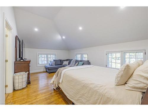 10 Betts Avenue, Grimsby, ON - Indoor Photo Showing Bedroom