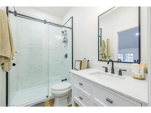 10 Betts Avenue, Grimsby, ON - Indoor Photo Showing Bathroom