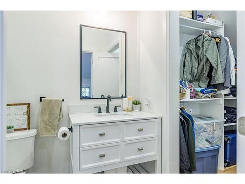 10 Betts Avenue, Grimsby, ON - Indoor Photo Showing Bathroom