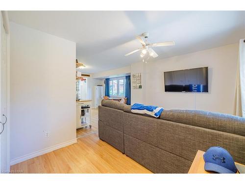 10 Betts Avenue, Grimsby, ON - Indoor Photo Showing Living Room