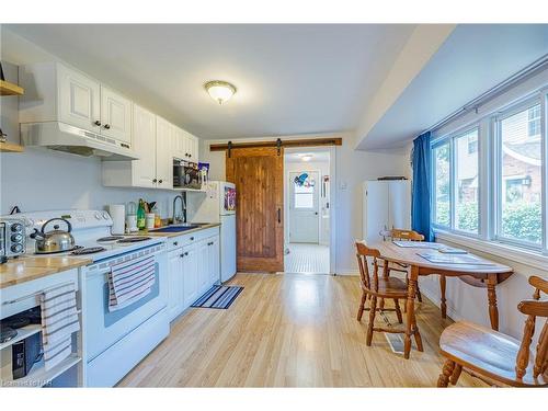 10 Betts Avenue, Grimsby, ON - Indoor Photo Showing Kitchen