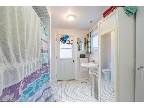 10 Betts Avenue, Grimsby, ON - Indoor Photo Showing Bathroom