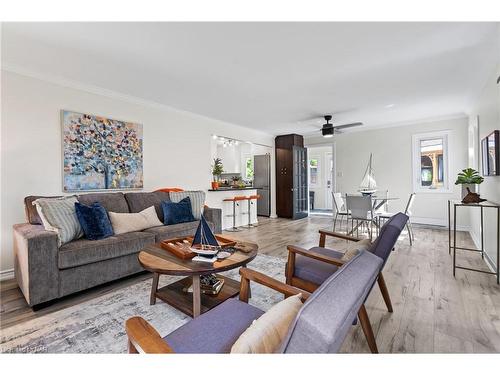 11317 Fowler Road, Wainfleet, ON - Indoor Photo Showing Living Room