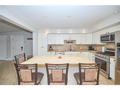 6147 Stamford Townline Road, Niagara-On-The-Lake, ON - Indoor Photo Showing Kitchen With Double Sink