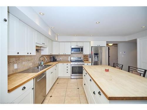 6147 Stamford Townline Road, Niagara-On-The-Lake, ON - Indoor Photo Showing Kitchen