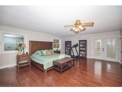 6147 Stamford Townline Road, Niagara-On-The-Lake, ON - Indoor Photo Showing Bedroom