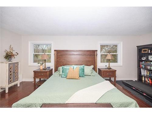 6147 Stamford Townline Road, Niagara-On-The-Lake, ON - Indoor Photo Showing Bedroom