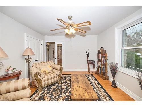 6147 Stamford Townline Road, Niagara-On-The-Lake, ON - Indoor Photo Showing Living Room