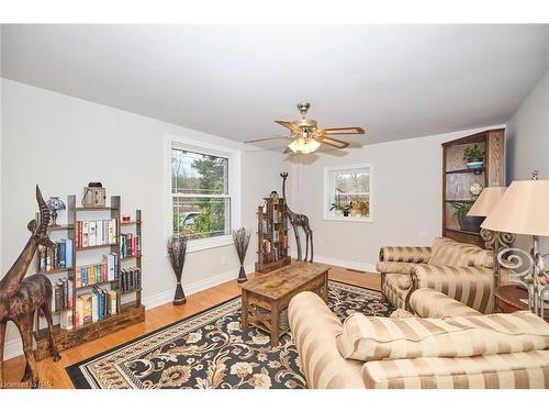 6147 Stamford Townline Road, Niagara-On-The-Lake, ON - Indoor Photo Showing Living Room