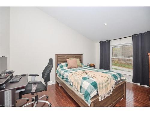 6147 Stamford Townline Road, Niagara-On-The-Lake, ON - Indoor Photo Showing Bedroom