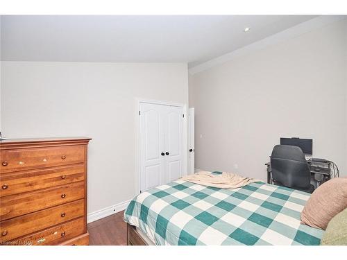 6147 Stamford Townline Road, Niagara-On-The-Lake, ON - Indoor Photo Showing Bedroom