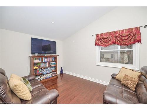 6147 Stamford Townline Road, Niagara-On-The-Lake, ON - Indoor Photo Showing Living Room