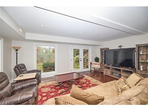 6147 Stamford Townline Road, Niagara-On-The-Lake, ON - Indoor Photo Showing Living Room