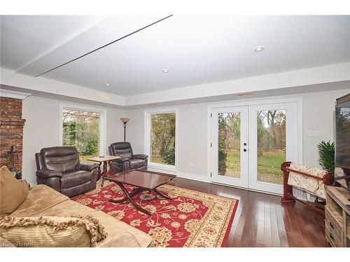 6147 Stamford Townline Road, Niagara-On-The-Lake, ON - Indoor Photo Showing Living Room