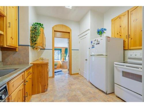 4667 Sixth Avenue, Niagara Falls, ON - Indoor Photo Showing Kitchen