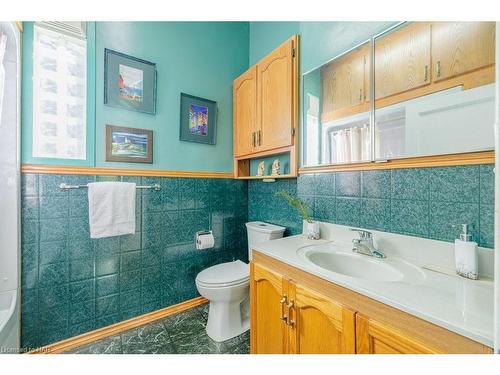 4667 Sixth Avenue, Niagara Falls, ON - Indoor Photo Showing Bathroom