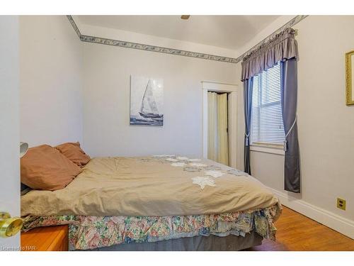 4667 Sixth Avenue, Niagara Falls, ON - Indoor Photo Showing Bedroom