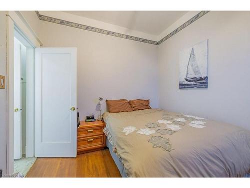 4667 Sixth Avenue, Niagara Falls, ON - Indoor Photo Showing Bedroom