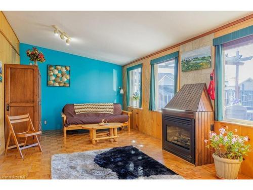 4667 Sixth Avenue, Niagara Falls, ON - Indoor Photo Showing Living Room With Fireplace