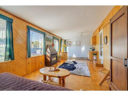 4667 Sixth Avenue, Niagara Falls, ON - Indoor Photo Showing Living Room