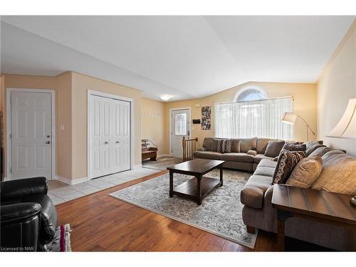 8119 Spring Blossom Drive, Niagara Falls, ON - Indoor Photo Showing Living Room