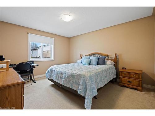 8119 Spring Blossom Drive, Niagara Falls, ON - Indoor Photo Showing Bedroom