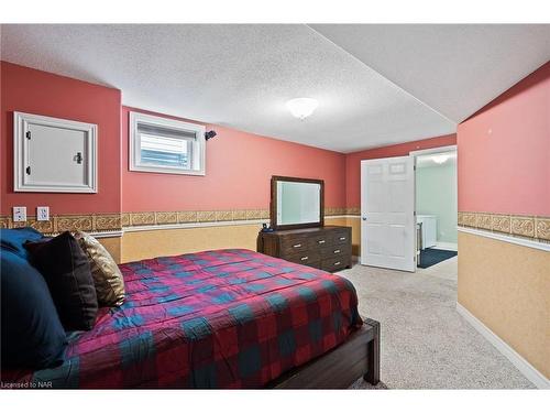 8119 Spring Blossom Drive, Niagara Falls, ON - Indoor Photo Showing Bedroom