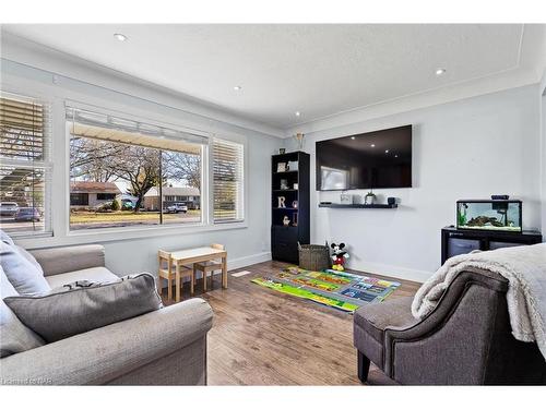 417 Clare Avenue, Welland, ON - Indoor Photo Showing Living Room