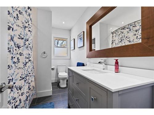 417 Clare Avenue, Welland, ON - Indoor Photo Showing Bathroom