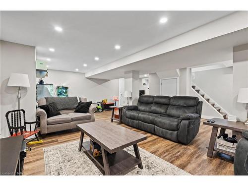 417 Clare Avenue, Welland, ON - Indoor Photo Showing Living Room