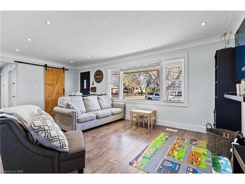 417 Clare Avenue, Welland, ON - Indoor Photo Showing Living Room