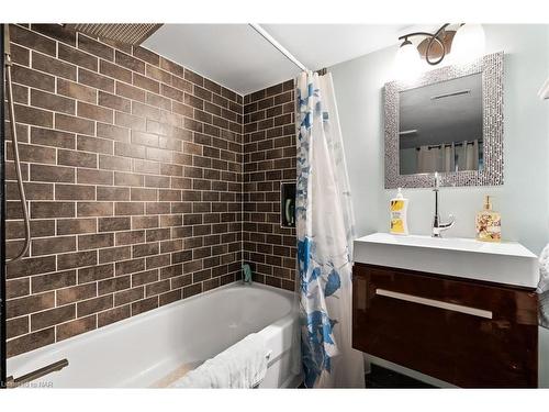 908 Netherby Road, Welland, ON - Indoor Photo Showing Bathroom