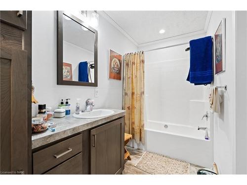 908 Netherby Road, Welland, ON - Indoor Photo Showing Bathroom