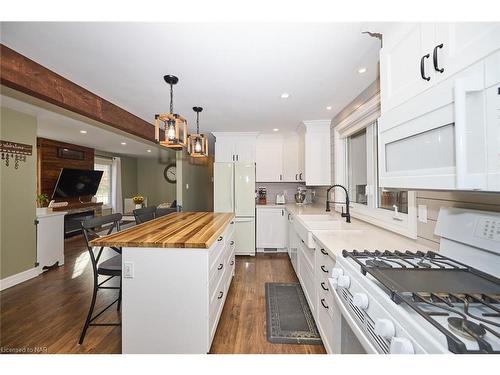 773 Clare Avenue, Welland, ON - Indoor Photo Showing Kitchen With Upgraded Kitchen