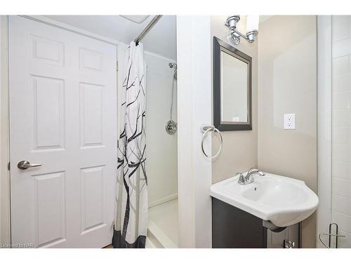 773 Clare Avenue, Welland, ON - Indoor Photo Showing Bathroom