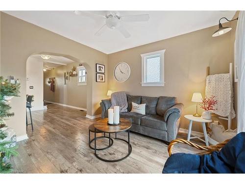 84 Steele Street, Port Colborne, ON - Indoor Photo Showing Living Room