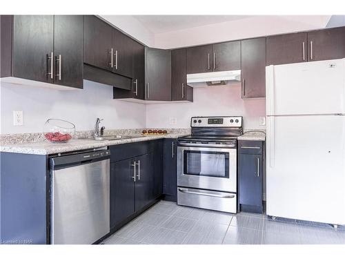 138 Winterberry Boulevard, Thorold, ON - Indoor Photo Showing Kitchen With Upgraded Kitchen