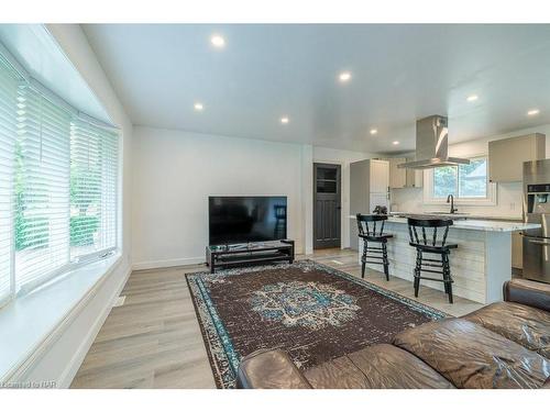 44 Howard Avenue, St. Catharines, ON - Indoor Photo Showing Living Room