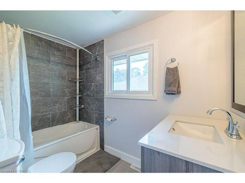 44 Howard Avenue, St. Catharines, ON - Indoor Photo Showing Bathroom