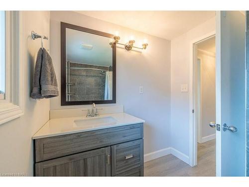 44 Howard Avenue, St. Catharines, ON - Indoor Photo Showing Bathroom