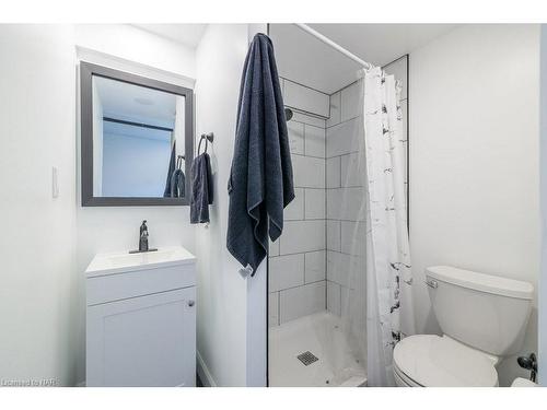 44 Howard Avenue, St. Catharines, ON - Indoor Photo Showing Bathroom