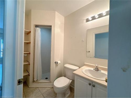 25 Chloe Street, St. Catharines, ON - Indoor Photo Showing Bathroom