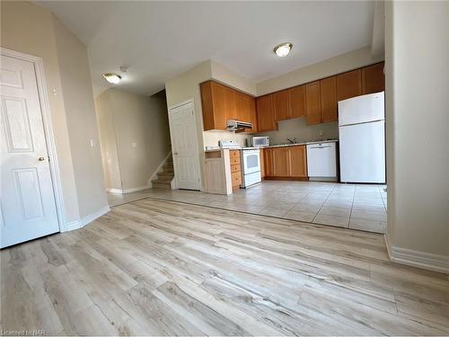 25 Chloe Street, St. Catharines, ON - Indoor Photo Showing Kitchen