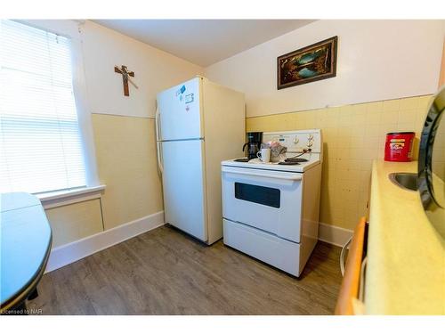 6141 Main Street, Niagara Falls, ON - Indoor Photo Showing Kitchen