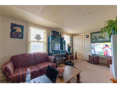 6141 Main Street, Niagara Falls, ON - Indoor Photo Showing Living Room