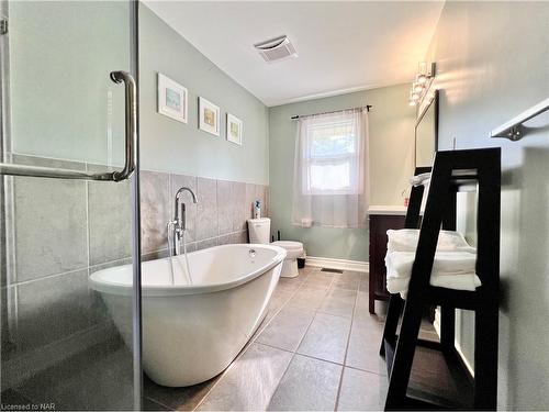 8487 Niagara River Parkway, Niagara Falls, ON - Indoor Photo Showing Bathroom