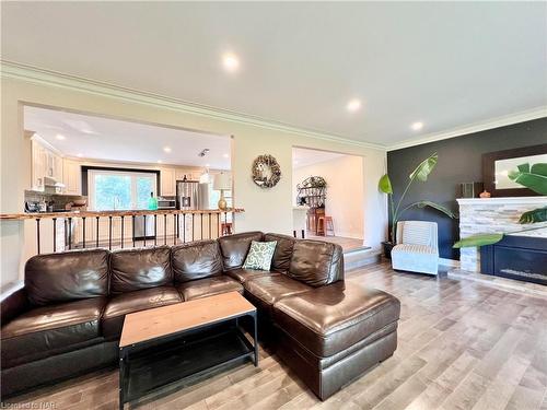 8487 Niagara River Parkway, Niagara Falls, ON - Indoor Photo Showing Living Room