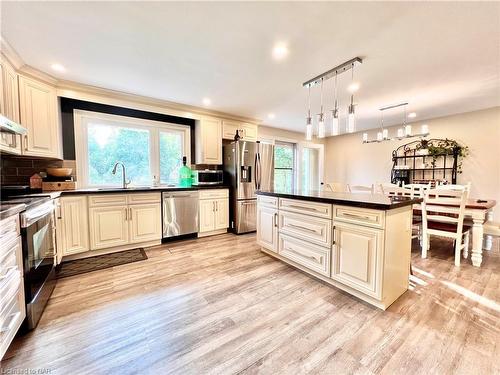 8487 Niagara River Parkway, Niagara Falls, ON - Indoor Photo Showing Kitchen With Upgraded Kitchen